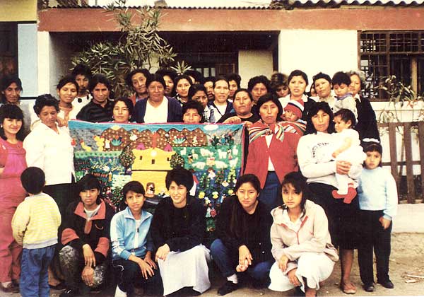 frauen-mit-vereinsfahne_420x600